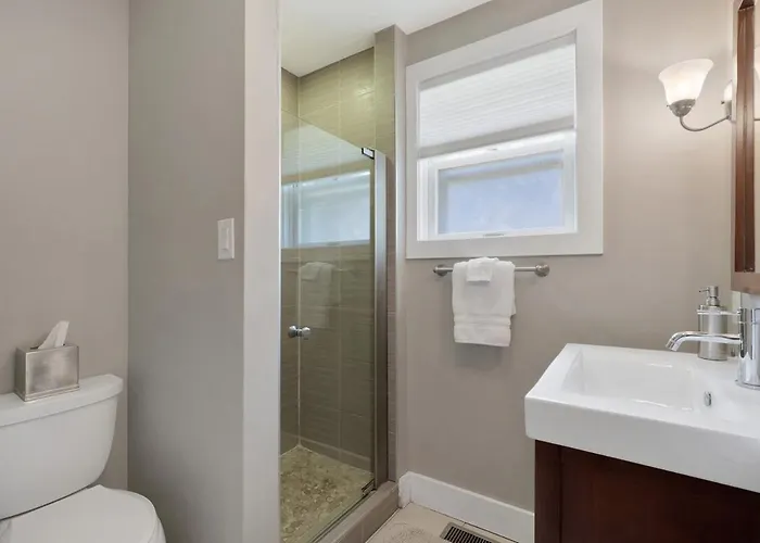 Modern On Monterey, 5 Mins From Memorial Stadium Champaign
